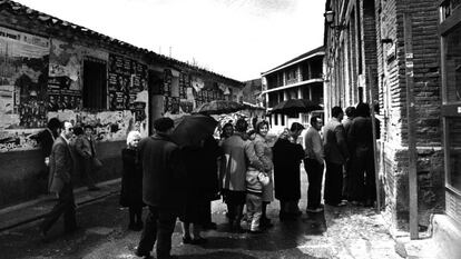 Cola para votar en un colegio electoral de Miraflores de la Sierra (Madrid), en las elecciones municipales en 1979. 