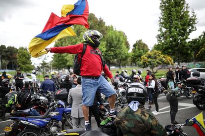 Un motociclista ondea una bandera durante una protesta contra los aumentos en los precios del combustible y el seguro obligatorio en Bogotá, el 12 de octubre de 2022. 