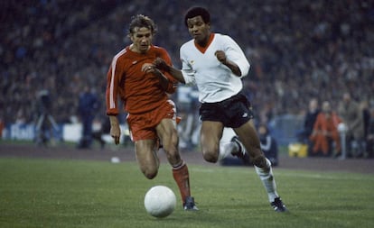 Gayle, a la derecha, ante Dremmler, en el Bayern-Liverpool de 1981.