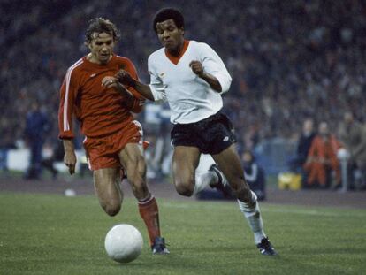 Gayle, a la derecha, ante Dremmler, en el Bayern-Liverpool de 1981.