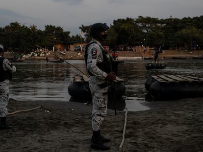 Miembros de la Guardia Nacional vigilan la orilla del río Suchiate, en la frontera entre México y Guatemala.