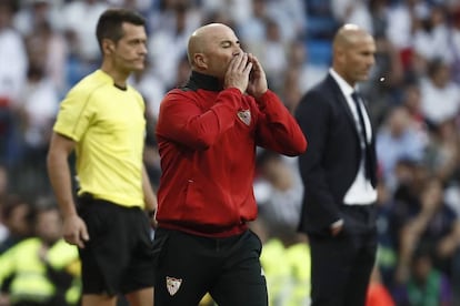 El entrenador del Sevilla, el argentino Jorge Sampaoli, da instrucciones a sus jugadores.