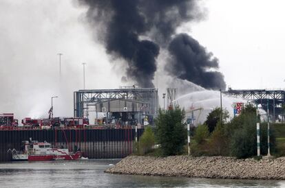 El de Ludwigshafen, por su parte, ha sucedido en el puerto norte de la ciudad, donde la factoría se abastece de gas y petróleo. "La explosión en Ludwigshafen y el posterior incendio se han registrado cuando se estaban haciendo trabajos en el sistema de tuberías", ha explicado la compañía a través de un comunicado.