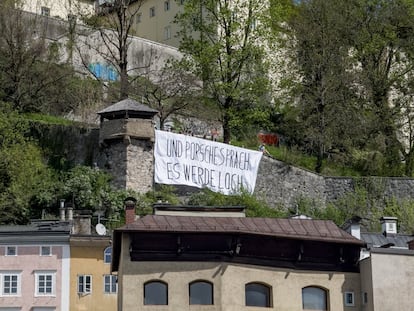 Una pancarta en contra del proyecto de Wolfgang Porsche en Kapuzinerberg (Salzburgo), en una imagen del 16 de abril de 2025.