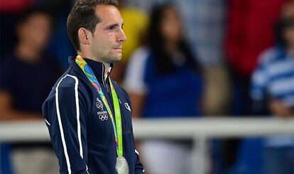 Renaud Lavillenie

Suya es una de las imágenes más amargas en Río. El saltador de pértiga quedó segundo en la prueba pero, debido a sus críticas al comportamiento del público brasileño, el estadio le dedicó una sonora pitada en el podio.