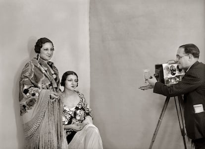 Santos Yubero, retratando en 1934, a las actrices Concha Constanzo y Carola Fernán Gómez, madre de Fernando Fernán Gómez.