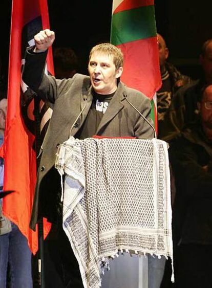 Otegi, en el mitin de Anoeta de noviembre de 2004.