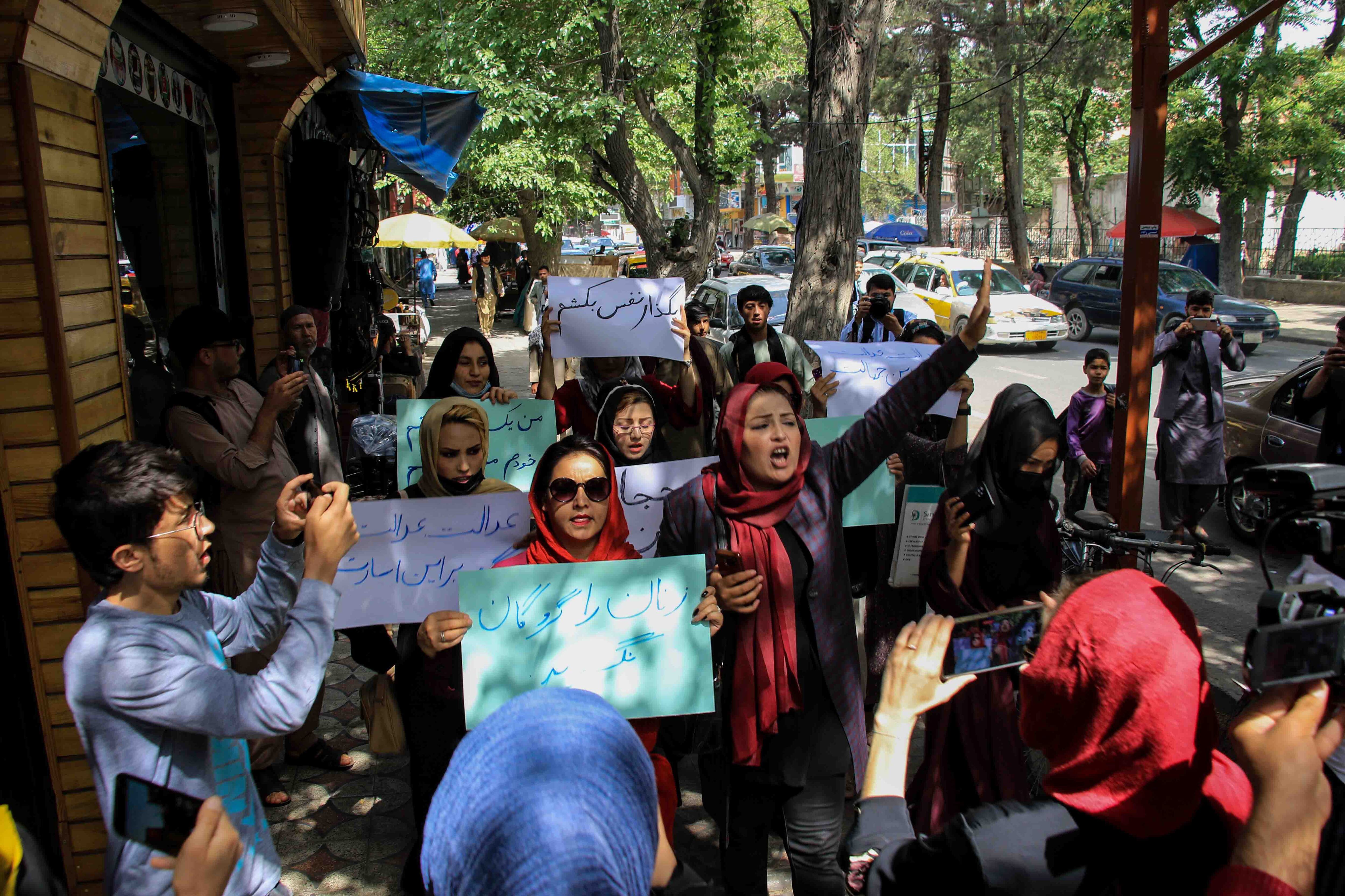Un grupo de mujeres se manifiestan el pasado martes en Kabul contra la imposición del burka. 