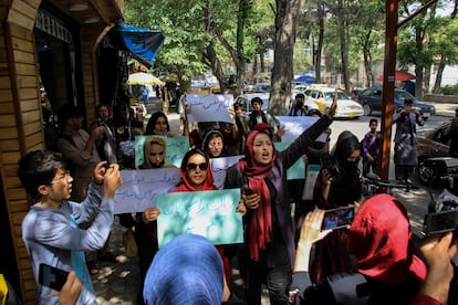 Un grupo de mujeres se manifiestan el pasado martes en Kabul contra la imposición del burka. "No toméis a las mujeres como rehenes", se lee en una de las pancartas.  