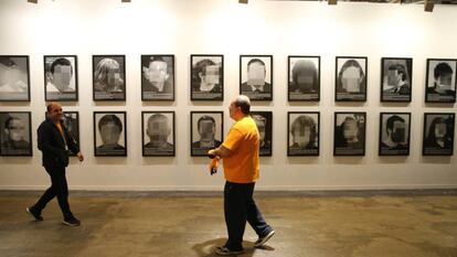 La obra 'Presos Políticos', de Santiago Sierra, ayer en Arco.