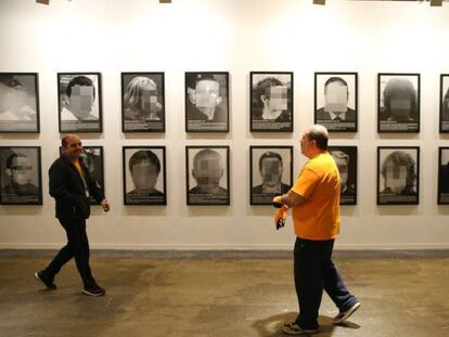 La obra 'Presos Políticos', de Santiago Sierra, ayer en Arco.