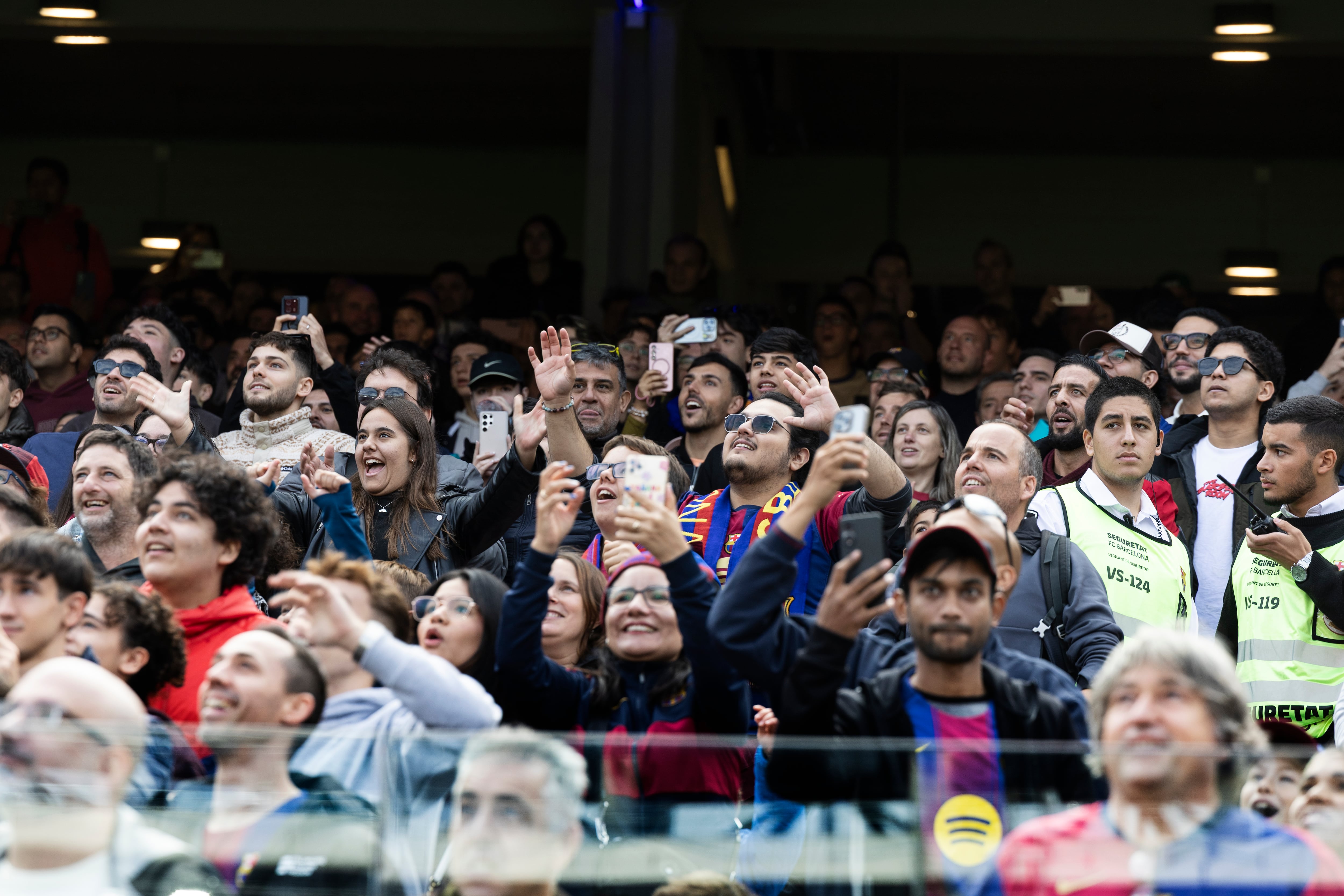 Miles de personas han acudido al Camp Nou al primer entrenamiento a puerta abierta.