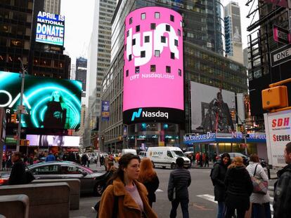 Logo de Lyft en las oficinas del Nasdaq en la plaza neoyorquina de Times Square.