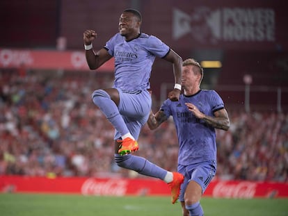 David Alaba celebra su gol de falta al Almería.