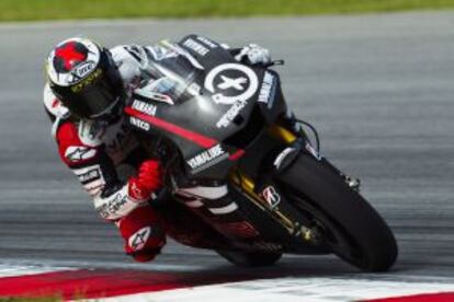 Jorge Lorenzo prueba su nueva moto durante los entrenamientos de pretemporada en el circuito de Sepang en Kuala Lumpur, en enero.