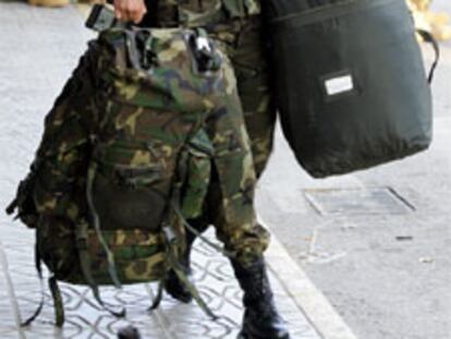 Una soldado se dispone a embarcar en Getafe (Madrid) rumbo a Kabul.
/ ULY MARTÍN