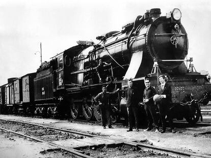 Imagen antigua de ferroviarios en Arroyo-Malpartida.