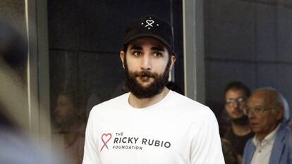 Ricky Rubio, con la camiseta de su Fundación.