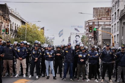 Policía del Ministerio de Seguridad durante la huelga convocada por la Confederación General del Trabajo, en Buenos Aires, Argentina, el 10 de abril de 2025.