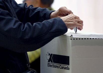Un home vota a la ciutat del Quebec.