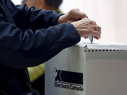 Un home vota a la ciutat del Quebec.