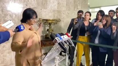 La ministra Damares Alves permanece callada durante una entrevista.