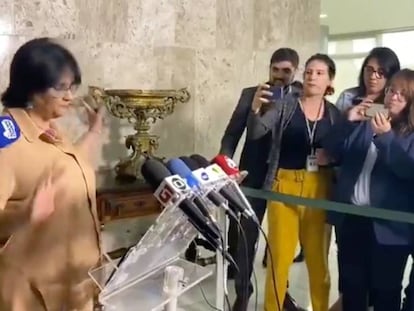 La ministra Damares Alves permanece callada durante una entrevista. 
