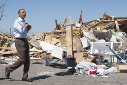 El presidente de EE UU, Barack Obama, pasea entre los escombros de la ciudad de Tuscaloosa.