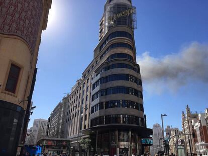 Los bomberos continúan en la zona, ventilando el lugar e investigando cuál ha sido el origen. El tráfico de la zona se ha resentido, ya que los bomberos han ocupado parte de la Gran Vía y por la curiosidad de los conductores.