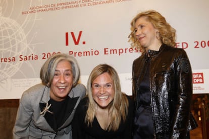 De izquierda a derecha, Isabel Merodio, Abene Mendizabal e Inés Anitua, ayer en la entrega de premios.