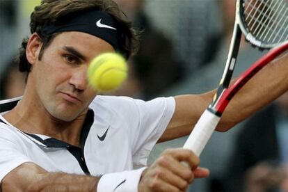 Roger Federer golpea la pelota durante el partido contra Gulbis.