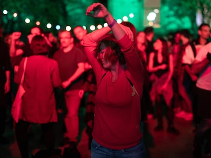 Asistentes del festival bailan musica electronica en el escenario SónarVillage.