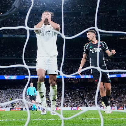 Real Madrid's Jude Bellingham, center, reacts after a missed chance to score during the Champions League quarterfinals second leg soccer match between Real Madrid and Arsenal at the Santiago Bernabeu stadium in Madrid, Wednesday, April 16, 2025. (AP Photo/Manu Fernandez)