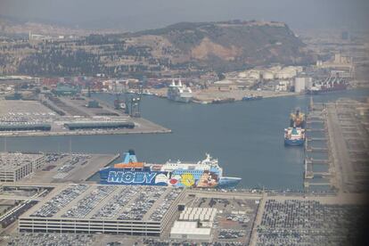 Vista de los barcos que alojan a guardias y polic&iacute;as en el puerto de Barcelona.