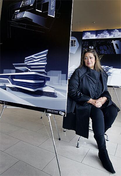 Zaha Hadid, junto al dibujo de la <b>Spiralling Tower</b> de Barcelona.