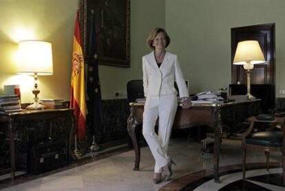 La vicepresidenta del Gobierno, Elena Salgado, en su despacho tras la entrevista.