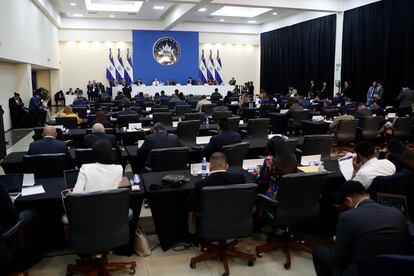 Los diputados durante la sesión plenaria en la Cancillería de Antiguo Cuscatlán (El Salvador), este lunes.