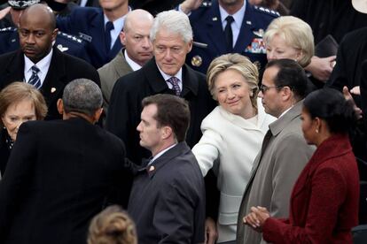 Hillary Clinton saluda al presidente saliente de los Estados Unidos, Barack Obama.