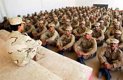 Un instructor imparte una clase, ayer, para aleccionar a los nuevos soldados iraquíes en el campo de Mosul.