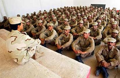 Un instructor imparte una clase, ayer, para aleccionar a los nuevos soldados iraquíes en el campo de Mosul.