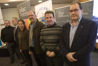 De derecha a izquierda, los cocineros Hilario Arbelaitz, Martín Berasategui, Pedro Subijana y Elena Arzak; el presidente de Gaztelubide Juan Mari Abad y el coordinador de Planeta Parrilla Peio García Amiano, en San Sebastián.