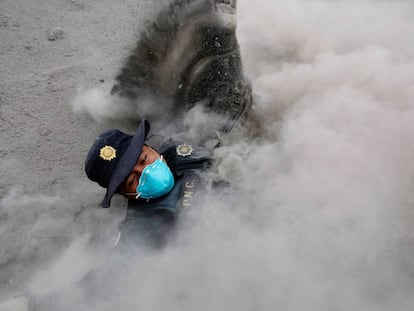 Policial tropeça e cai enquanto fugia da erupção do fluxo piroclástico provocado pela erupção do Vulcão de Fogo na Guatemala, na comunidade de San Miguel Los Lotes em Escuintla.