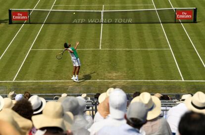 El público observa el saque del tenista Jo-Wilfried Tsonga en el partido frente a Gilles Muller en el torneo Aegon de Londres.