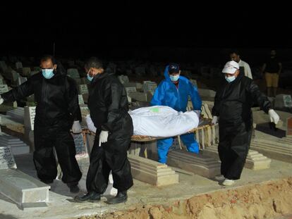 Imagenes del entierro de uno de los migrantes fallecidos en el naufragio del pasado junio en Sfax, Túnez.