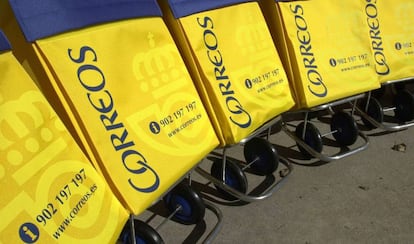 Carros para carteros de Correos.