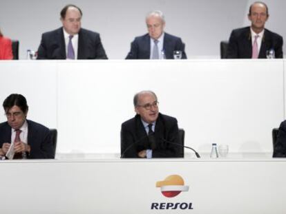 Grupo de acionistas da Repsol. Abaixo e ao centro, o presidente da petroleira, Antonio Brufau.