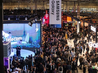 Visitantes en el recinto ferial del Mobile World Congress, en Barcelona.