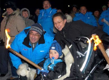 El primer ministro groenlandés, a la izquierda, posa junto a una familia en un acto a favor del 'sí' ('aap') en Nuuk, la capital de Groenlandia.