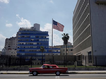 Un coche antiguo, usado para recorridos turísticos, pasa por delante de la embaja de EE UU en La Habana, el 10 de noviembre de 2021.