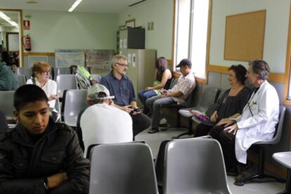 Jaume Morató, en el centro de la imagen, junto a algunos pacientes y un médico en el ambulatorio Raval Sud, en Barcelona.